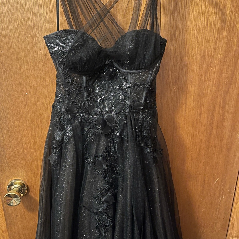 Elegant Black Formal Evening Dress - Picture 2 of 3